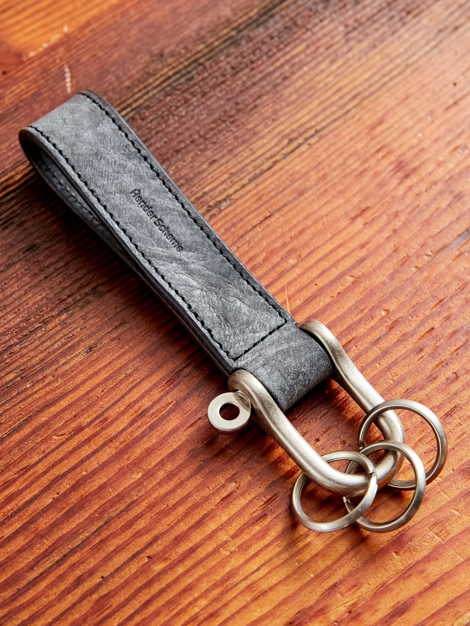Key Shackle in Black