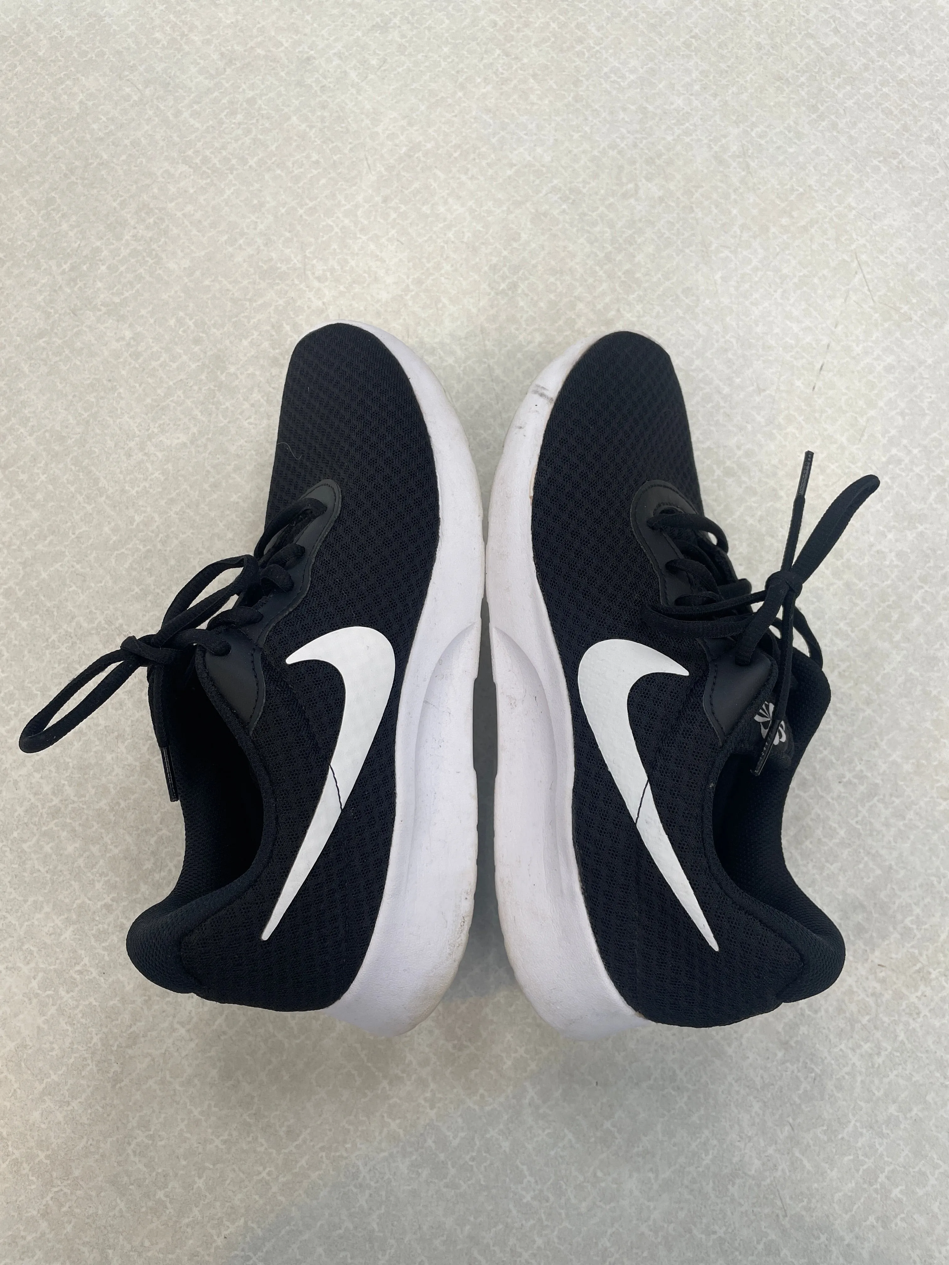 Shoes Athletic By Nike Apparel In Black & White, Size: 9.5