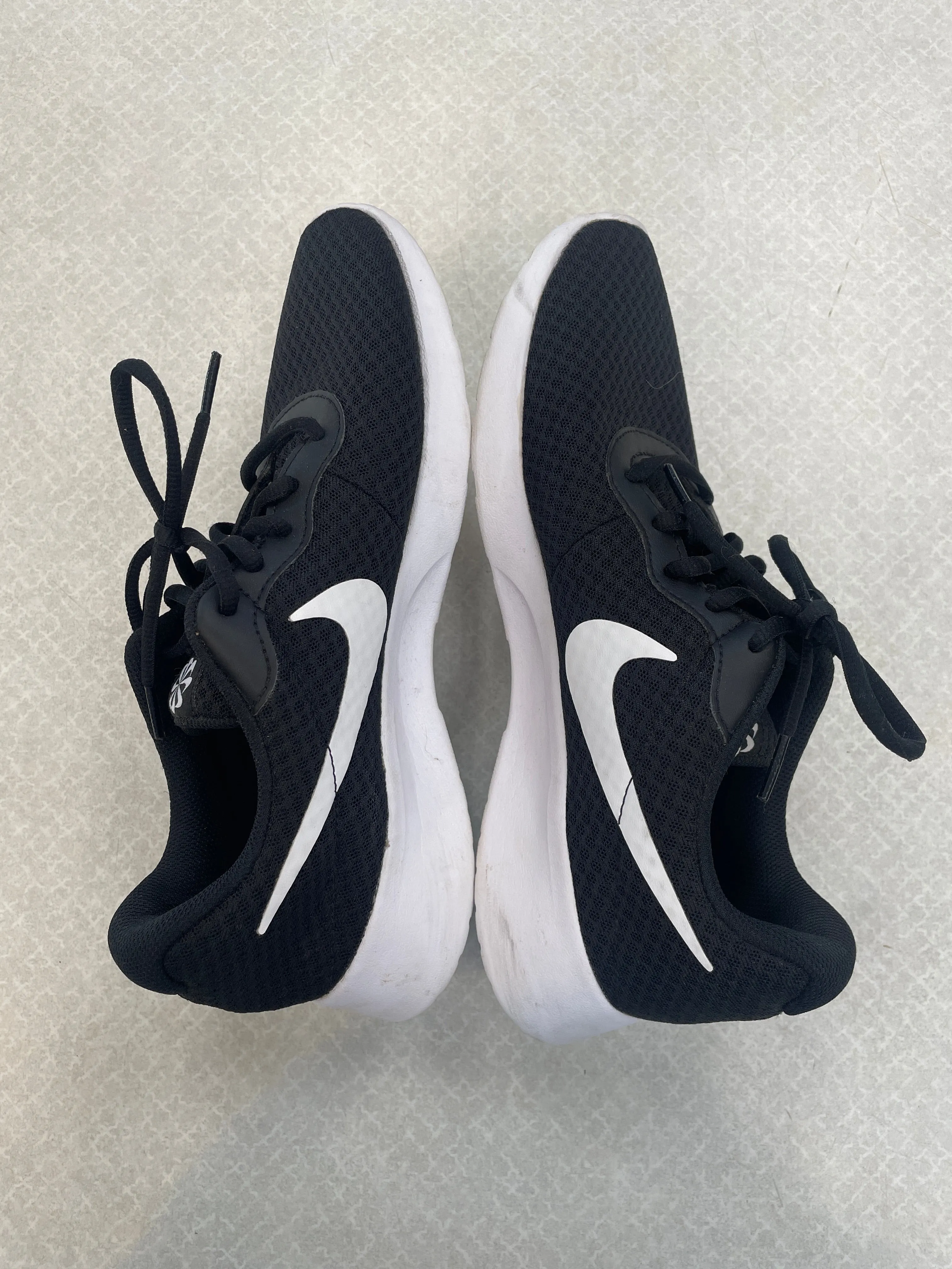 Shoes Athletic By Nike Apparel In Black & White, Size: 9.5
