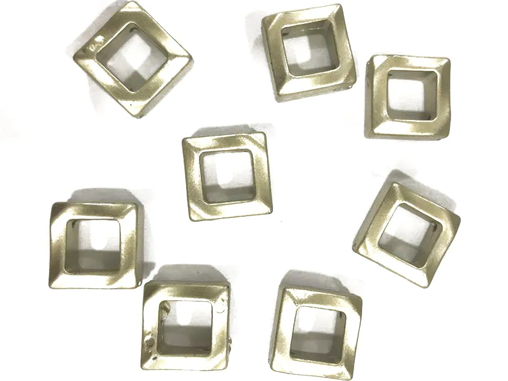 Spray Golden Square Plastic Beads